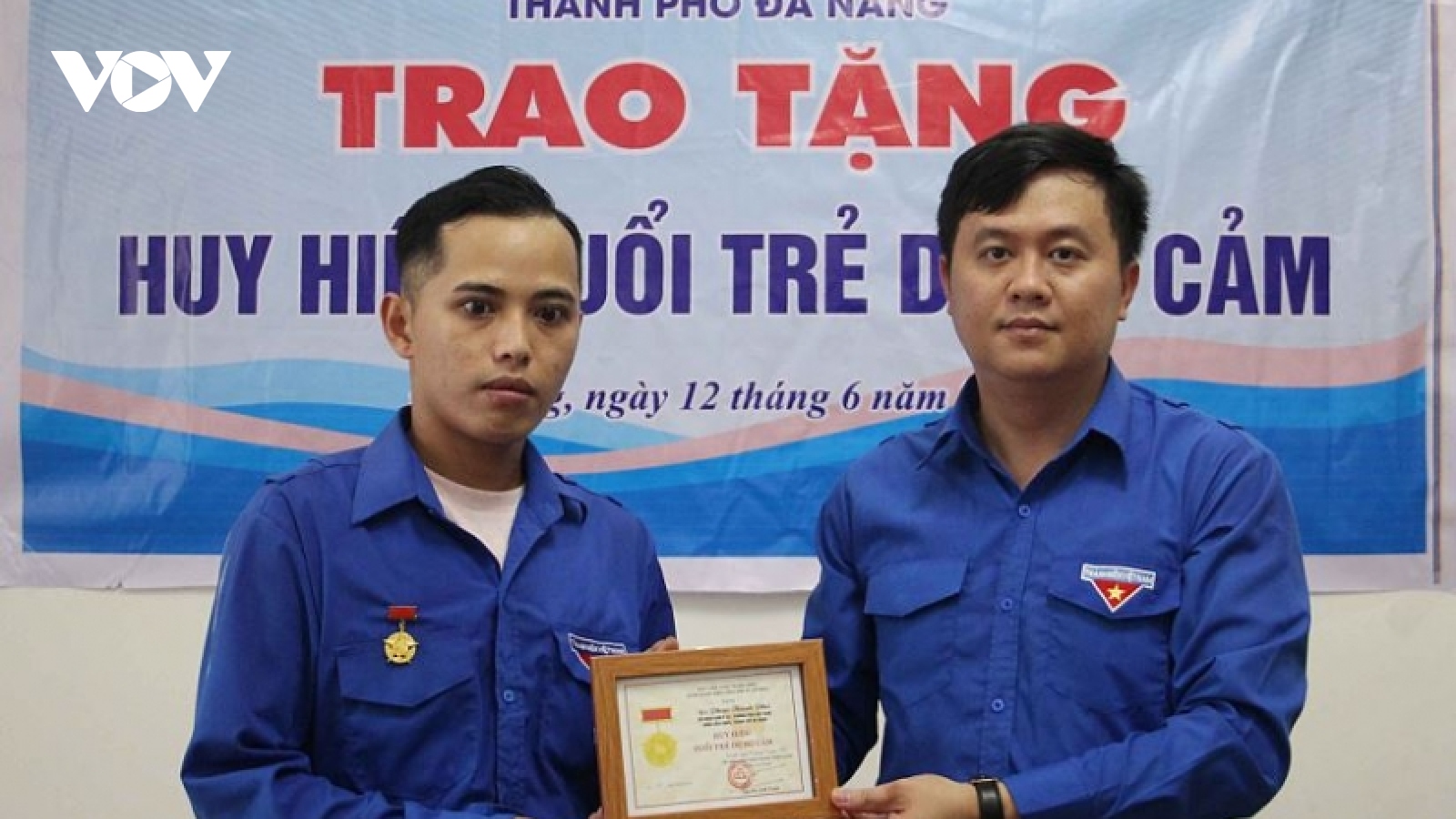 Đà Nẵng trao Huy hiệu “Tuổi trẻ dũng cảm” cho thanh niên cứu người